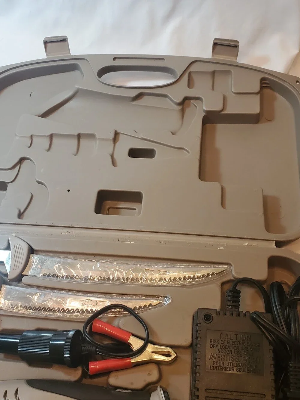 Rapala Electric Fillet Knife Hard Shell Tackle Case 2 Blades Battery Charger EUC